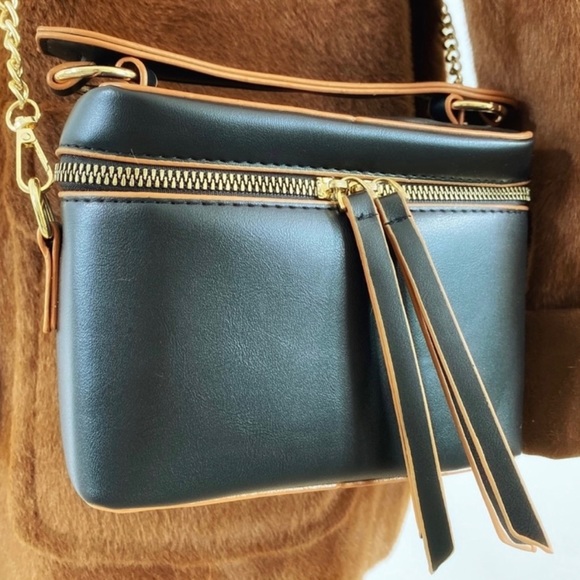 Camera Bag-style crossbody - Picture 7 of 10